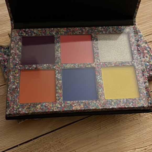 Revolution Boujee AF Eyeshadow Palette NIB - Picture 3 of 3